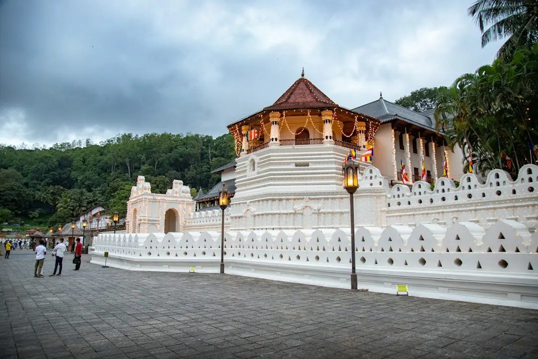 Sri Lanka Culture & Etiquette: Temples & Dress